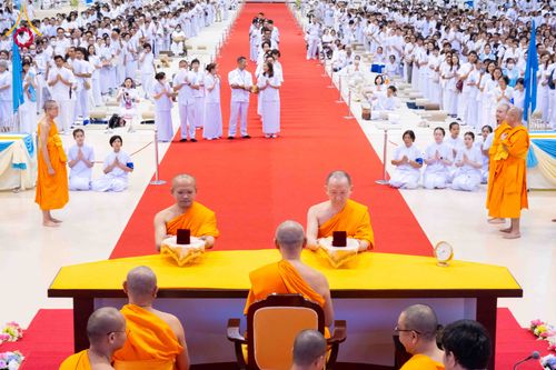 ภาพ No.337989:วันอาทิตย์ต้นเดือน 5 กรกฎาคม พ.ศ.2569 สัมมนาพิเศษ พิธีมอบพระของขวัญ ณ ห้องแก้วสารพัด1 วัดพระธรรมกาย