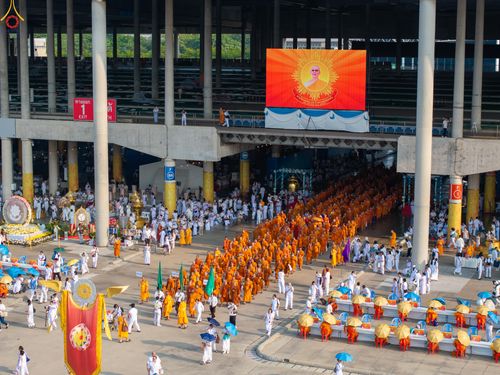 ภาพ No.324441:วันที่ 22 เมษายน พ.ศ.2569 (วันคุ้มครองโลก) งานถวายมหาสังฆทาน 40,000 กว่าวัดทั่วประเทศ บรรยากาศพระสังฆาธิการและสาธุชน  เดินทางเข้าลานธรรม วัดพระธรรมกาย