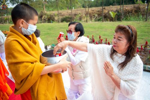 ภาพ No.68563:พิธีเจริญพระพุทธมนต์และตักบาตรพระ ๑,๐๐๐ รูป บำเพ็ญกุศลเพื่อถวายพระพรชัยแด่ สมเด็จพระเจ้าลูกเธอเจ้าฟ้าพัชรกิติยาภา นเรนทิราเทพยวดี กรมหลวงราชสาริณีสิริพัชร มหาวัชรราชธิดา และ ฉลองเมืองลำปาง ๑,๓๔๒ ปี วันศุกร์ที่ ๓๐ ธันวาคม พ.ศ.๒๕๖๕ ณ ศูนย์ปฏิบัติธรรมลำปาง 