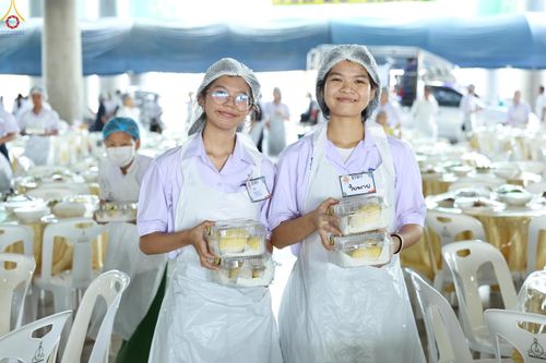 ภาพ No.323711:วันที่ 22 เมษายน พ.ศ.2569(วันคุ้มครองโลก) งานถวายมหาสังฆทาน 40,000 กว่าวัดทั่วประเทศ คณะสงฆ์ฉันภัตตาหารเพล