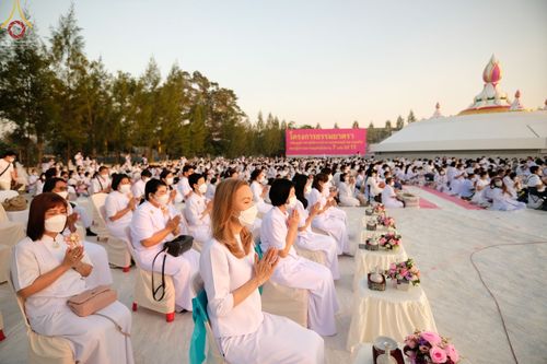 ภาพ No.70530:พิธีตักบาตรพระธรรมยาตราฯ ในโครงการธรรมยาตรากตัญญูบูชา มหาปูชนียาจารย์ พระมงคลเทพมุนี(สด จนฺทสโร) พระผู้ปราบมาร ปีที่ 11 ณ อนุสรณ์สถานลำดับที่ 2 สถานที่ตั้งมโนปณิธานบวชตลอดชีวิต อนุสรณ์สถานคลองบางนางแท่น อ.สามพราน จ.นครปฐม วันที่ 14 มกราคม พ.ศ. 2566