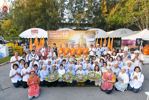 ภาพ No.106033:พิธีถวายภัตตาหารเป็นสังฆทาน แด่คณะพระธรรมยาตราฯ ในโครงการธรรมยาตรากตัญญูบูชา มหาปูชนียาจารย์ พระมงคลเทพมุนี(สด จนฺทสโร) พระผู้ปราบมาร อนุสรณ์สถาน 7 แห่ง ปีที่ 12 วันที่ 3 มกราคม พ.ศ. 2567 ณ อนุสรณ์สถานโลตัสแลนด์ จ.สุพรรณบุรี