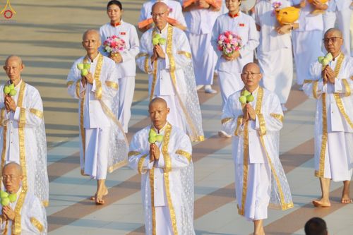 ภาพ No.330418:วันวิสาขบูชา อาทิตย์ที่ 31 พฤษภาคม พ.ศ.2569 พิธีเวียนประทักษิณ และพิธีวันทาเจดีย์ ณ พระมหาธรรมกายเจดีย์ วัดพระธรรมกาย จังหวัดปทุมธานี
