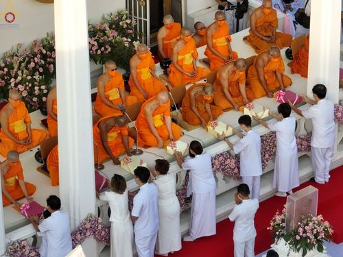 ภาพ No.73554:พิธีตักบาตรพระธรรมยาตราฯ ในโครงการธรรมยาตรากตัญญูบูชา มหาปูชนียาจารย์ พระมงคลเทพมุนี(สด จนฺทสโร) พระผู้ปราบมาร ปีที่ 11 ณ อนุสรณ์สถานลำดับที่ 4 สถานที่เกิดด้วยกายธรรม วัดโบสถ์ (บน) บางคูเวียง อ.บางกรวย จ.นนทบุรี วันที่ 22 มกราคม พ.ศ. 2566