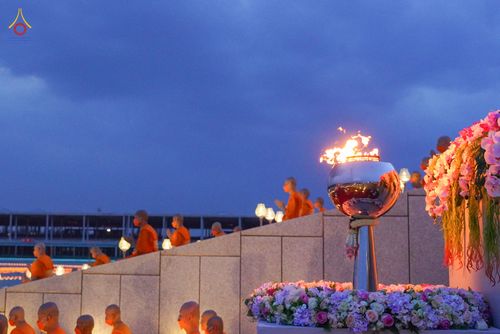 ภาพ No.81777:พิธีจุดวิสาขประทีปและเวียนประทักษิณ เนื่องในวันวิสาขบูชา วันเสาร์ที่ 3 มิถุนายน 2566 ณ ลานธรรมพระมหาธรรมกายเจดีย์ วัดพระธรรมกาย จ.ปทุมธานี