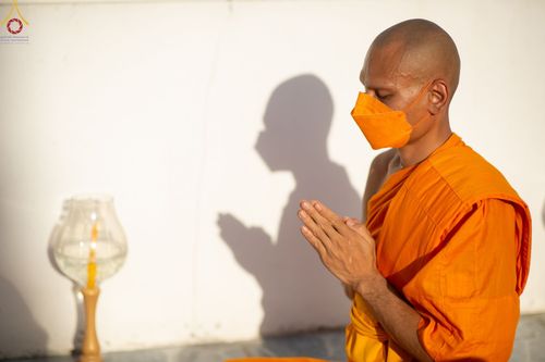 ภาพ No.73392:พิธีจุดประทีปถวายเป็นพุทธบูชา และบูชาธรรมมหาปูชนียาจารย์ ในโครงการธรรมยาตรากตัญญูบูชา มหาปูชนียาจารย์ พระมงคลเทพมุนี(สด จนฺทสโร) พระผู้ปราบมาร ปีที่ 11 ณ อนุสรณ์สถานลำดับที่ 4 สถานที่เกิดด้วยกายธรรม วัดโบสถ์ (บน) บางคูเวียง อ.บางกรวย จ.นนทบุรี วันที่ 21 