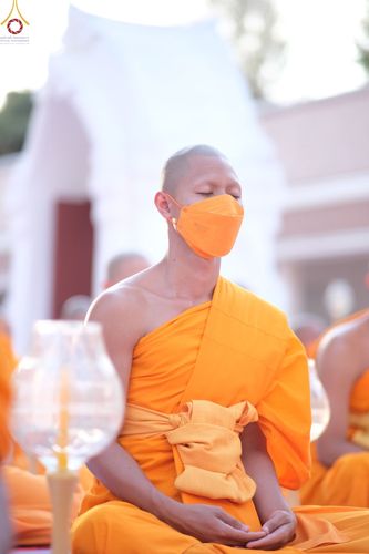 ภาพ No.73248:พิธีจุดประทีปถวายเป็นพุทธบูชา และบูชาธรรมมหาปูชนียาจารย์ ในโครงการธรรมยาตรากตัญญูบูชา มหาปูชนียาจารย์ พระมงคลเทพมุนี(สด จนฺทสโร) พระผู้ปราบมาร ปีที่ 11 ณ อนุสรณ์สถานลำดับที่ 4 สถานที่เกิดด้วยกายธรรม วัดโบสถ์ (บน) บางคูเวียง อ.บางกรวย จ.นนทบุรี วันที่ 21 