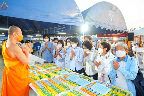 ภาพ No.74515:พิธีถวายภัตตาหารเป็นสังฆทาน แด่คณะพระธรรมยาตราฯ ในโครงการธรรมยาตรากตัญญูบูชา มหาปูชนียาจารย์ พระมงคลเทพมุนี(สด จนฺทสโร) พระผู้ปราบมาร อนุสรณ์สถาน 7 แห่ง ปีที่ 11 วันที่ 27 มกราคม พ.ศ. 2566