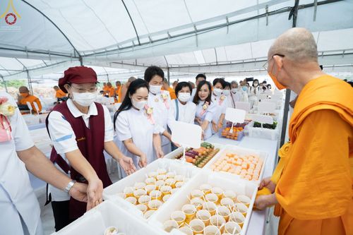 ภาพ No.69996:พิธีถวายภัตตาหารเป็นสังฆทาน แด่คณะพระธรรมยาตราฯ ในโครงการธรรมยาตราฯ ปีที่ 11 ณ อนุสรณ์สถานมหาวิหารพระมงคลเทพมุนี อ.สองพี่น้อง จ.สุพรรณบุรี วันที่ 10 มกราคม พ.ศ. 2566