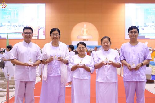 ภาพ No.311666:วันอาทิตย์ต้นเดือนที่ 1 มีนาคม พ.ศ.2569 สัมมนาพิเศษ พิธีมอบรูปหล่อโลหะหลวงปู่วัดปากน้ำ พระมงคลเทพมุนี พิธีมุทิตาสักการะในโอกาสพระครูปลัดรัตนวีรวัฒน์(รังสฤษดิ์ อิทธิจินฺตโก) เจ้าอาวาสวัดพระธรรมกาย  ดำรงตำแหน่งเป็น “ที่ปรึกษาเจ้าคณะจังหวัดปทุมธานี”  ณ ห้อง