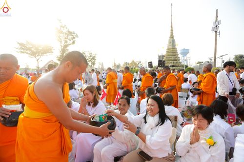 ภาพ No.294513:วันที่ 14 มกราคม พ.ศ. 2569 พิธีตักบาตรพระธรรมยาตรา ณ วัดสองพี่น้อง ต.ต้นตาล อ.สองพี่น้อง จ.สุพรรณบุรี ในโครงการธรรมยาตรา กตัญญูบูชา มหาปูชนียาจารย์ พระมงคลเทพมุนี(สด จนฺทสโร) พระผู้ปราบมาร อนุสรณ์สถาน 7 แห่ง ปีที่ 14