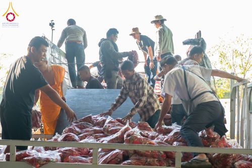 ภาพ No.279435:วันที่ 19-26 ธันวาคม พ.ศ. 2568 และ วันที่ 1 มกราคม พ.ศ.2569 รับบุญปลิดกลีบดอกไม้ เพื่อโปรยต้อนรับพระธรรมยาตรา