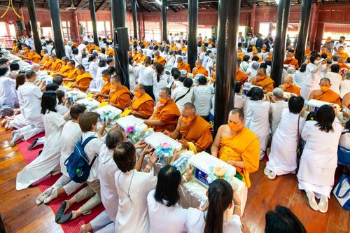 ภาพ No.74897:พิธีเจริญพระพุทธมนต์ ปฏิบัติธรรม มอบทุนการศึกษา ถวายสังฆทาน 106 วัด เพื่อถวายเป็นพุทธบูชา และขับเคลื่อนโครงการหมู่บ้านรักษาศีล 5 โดยคณะสงฆ์จังหวัดนครปฐม คณะศิษยานุศิษย์วัดพระธรรมกาย โครงการธรรมยาตราฯ ปีที่ 11 ณ วัดบางปลา อ.บางเลน จ.นครปฐม วันที่ 28 มกราค