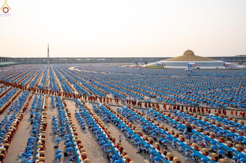 ภาพ No.323955:วันที่ 22 เมษายน พ.ศ.2569 (วันคุ้มครองโลก) พิธีถวายมหาสังฆทาน 40,000 กว่าวัดทั่วประเทศ ณ ลานธรรม พระมหาธรรมกายเจดีย์ วัดพระธรรมกาย