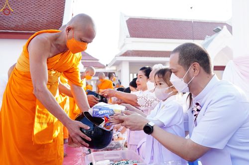 ภาพ No.73673:พิธีตักบาตรพระธรรมยาตราฯ ในโครงการธรรมยาตรากตัญญูบูชา มหาปูชนียาจารย์ พระมงคลเทพมุนี(สด จนฺทสโร) พระผู้ปราบมาร ปีที่ 11 ณ อนุสรณ์สถานลำดับที่ 4 สถานที่เกิดด้วยกายธรรม วัดโบสถ์ (บน) บางคูเวียง อ.บางกรวย จ.นนทบุรี วันที่ 22 มกราคม พ.ศ. 2566