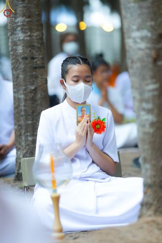 ภาพ No.69335:พิธีจุดประทีปถวายเป็นพุทธบูชา และบูชาธรรมมหาปูชนียาจารย์ ในโครงการธรรมยาตรากตัญญูบูชา มหาปูชนียาจารย์ พระมงคลเทพมุนี(สด จนฺทสโร) พระผู้ปราบมาร ปีที่ 11 ณ อนุสรณ์สถานมหาวิหารพระมงคลเทพมุนี อ.สองพี่น้อง จ.สุพรรณบุรี
