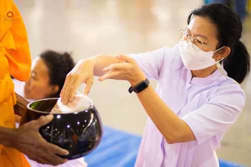 ภาพ No.76782:พิธีตักบาตรข้าวสารอาหารแห้ง  ณ บ้านแก้วเรือนทองคุณยายฯ สภาธรรมกายสากล  วัดพระธรรมกาย จ.ปทุมธานี  ในวันอาทิตย์ต้นเดือนที่ 6 มีนาคม พ.ศ. 2566