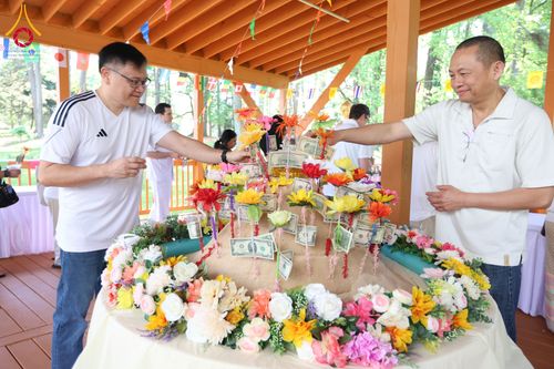 ภาพ No.321618:วันอาทิตย์ที่ 12 เมษายน พ.ศ.2569 กิจกรรมงานบุญวันสงกรานต์ (ตักบาตร ขอขมาพ่อแม่ สรงน้ำพระ รดน้ำขอพร) ณ วัดพระธรรมกายจอร์เจีย ประเทศสหรัฐอเมริกา