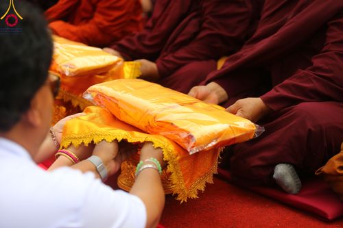 ภาพ No.313404:วันพฤหัสบดีที่ 12 มีนาคม พ.ศ. 2569 พิธีมอบบาตรและผ้าไตรในโครงการบรรพชาสามเณร 500 รูป  ณ นาคบาฮาล (Nagbahal) ประเทศเนปาล