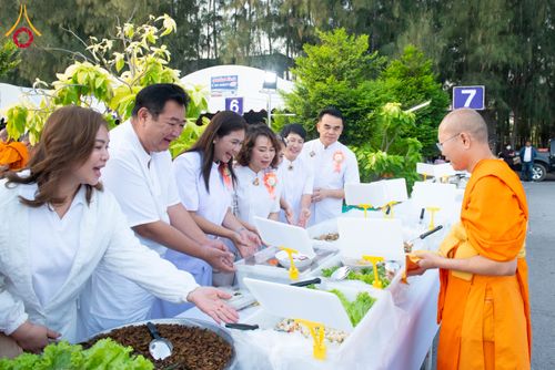 ภาพ No.288876:วันที่ 6 มกราคม พ.ศ. 2569 พิธีถวายภัตตาหารเป็นสังฆทาน แด่พระธรรมยาตรา ในโครงการธรรมยาตรา กตัญญูบูชา มหาปูชนียาจารย์ พระมงคลเทพมุนี(สด จนฺทสโร) พระผู้ปราบมาร อนุสรณ์สถาน 7 แห่ง ปีที่ 14 ณ อนุสรณ์สถานมหาวิหารพระมงคลเทพมุนี (โลตัสแลนด์) อ.สองพี่น้อง จ.สุพรร