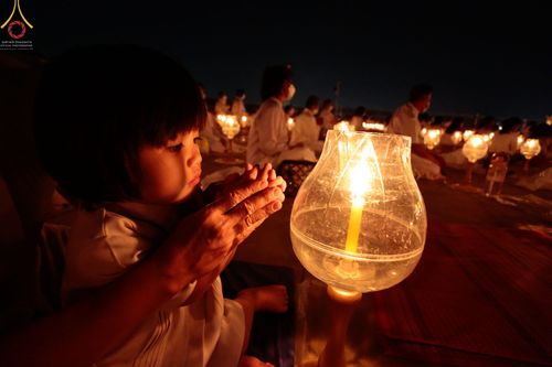 ภาพ No.75316:พิธีจุดประทีปถวายเป็นพุทธบูชา และบูชาธรรมมหาปูชนียาจารย์ ในโครงการธรรมยาตรากตัญญูบูชา มหาปูชนียาจารย์ พระมงคลเทพมุนี(สด จนฺทสโร) พระผู้ปราบมาร ปีที่ 11 ณ อนุสรณ์สถานลำดับที่ 7 สถานที่ขยายวิชชาธรรมกาย วัดพระธรรมกาย จ.ปทุมธานี วันที่ 31 มกราคม พ.ศ. 2566