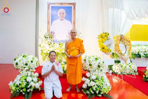 ภาพ No.314702:วันเสาร์ที่ 21 มีนาคม พ.ศ. 2569 พิธีบำเพ็ญกุศล คุณพ่อณรงค์ จินตมากุล  สิริอายุ 99 ปี 11 เดือน โยมบิดา พระครูปลัดรัตนวีรวัฒน์ (รังสฤษดิ์ อิทฺธิจินตโก) ที่ปรึกษาเจ้าคณะจังหวัดปทุมธานี เจ้าอาวาสวัดพระธรรมกาย  ณ ห้องปลูกศรัทธา 2 วัดพระธรรมกาย ปทุมธานี