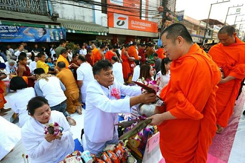ภาพ No.15839:ประมวลภาพตักบาตรพระ 3 แผ่นดิน พระ 10,000 รูป ปีที่ 2 จ.เชียงราย