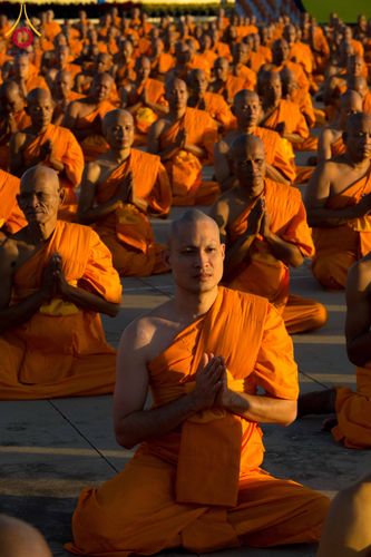 ภาพ No.285273:วันจันทร์ที่ 15 ธันวาคม พ.ศ.2568  บันทึกภาพหมู่ประวัติศาสตร์ โครงการบรรพชาอุปสมบทหมู่  รุ่นบูชาธรรมมหาปูชนียาจารย์ ประจำปี 2568 ณ ลานธรรมมหาธรรมกายเจดีย์ วัดพระธรรมกาย