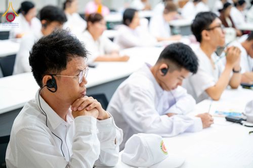 ภาพ No.313126:วันที่ 4 มีนาคม พ.ศ. 2559 หลวงพ่อทัตตชีโว รองเจ้าอาวาสวัดพระธรรมกาย ได้เมตตาถวายการต้อนรับปฏิสันถารพระอาคันตุกะจาก 19 ประเทศ ที่เดินทางมาร่วมงานวันมาฆบูชา ณ วัดพระธรรมกาย