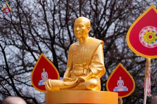 ภาพ No.319073:วันที่ 29 มีนาคม พ.ศ.2569 พิธีอัญเชิญรูปหล่อพระมงคลเทพมุนี (สด จนฺทสโร) ประดิษฐาน ณ ห้องปฏิบัติธรรม “มงคลรัตนโชติ”  วัดพระธรรมกายชิคาโก ประเทศสหรัฐอเมริกา