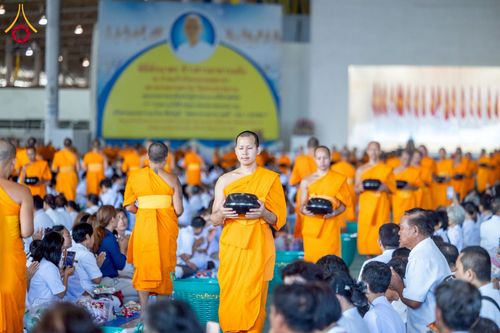 ภาพ No.215199:วันอาทิตย์ต้นเดือนที่ 6 เมษายน พ.ศ. 2568 พิธีตักบาตรข้าวสารอาหารแห้ง ณ บ้านแก้วเรือนทองคุณยาย สภาธรรมกายสากล วัดพระธรรมกาย