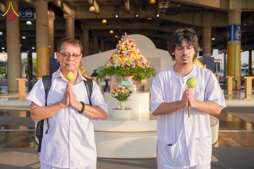 ภาพ No.340417:วันที่  12 - 22 กรกฎาคม พ.ศ.2569 ชาวต่างชาติจากประเทศกัวเตมาลา รัสเซีย เซอร์เบีย เยอรมัน อเมริกา สเปน สิงคโปร์ และศรีลังกา  เยี่ยมชมวัด เรียนรู้วิธีการนั่งสมาธิ และกราบสักการะพระมหาธรรมกายเจดีย์ ณ วัดพระธรรมกาย