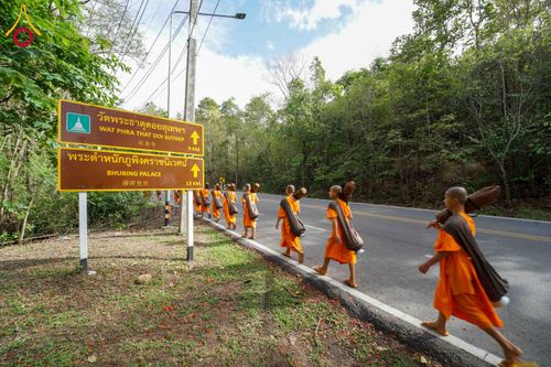 ภาพ No.329144:วันเสาร์ที่ 16 พฤษภาคม พ.ศ.2569 ธรรมยาตรา เดินดูดวงขึ้นดอยฉลองแชมป์บาลี วัดบ้านขุน อำเภอฮอด จังหวัดเชียงใหม่