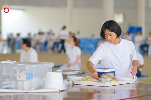 ภาพ No.315443:วันที่ 21 มีนาคม พ.ศ. 2569 พิธีถวายภัตตาหารเมนูสวรรค์ เพื่อการบรรลุธรรม ณ หอฉันคุณยายอาจารย์ฯ วัดพระธรรมกาย