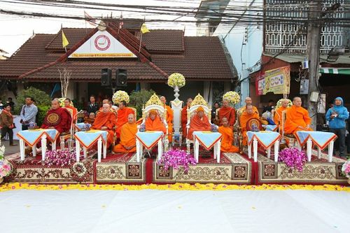 ภาพ No.15829:ประมวลภาพตักบาตรพระ 3 แผ่นดิน พระ 10,000 รูป ปีที่ 2 จ.เชียงราย