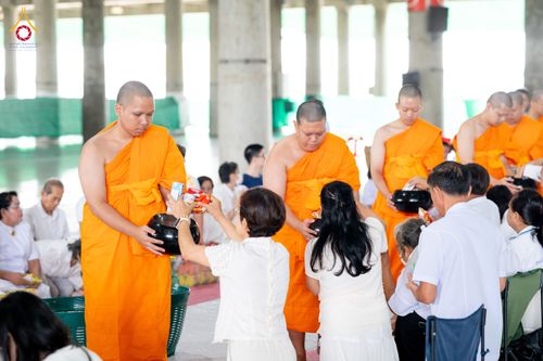 ภาพ No.336098:วันที่ 20 มิถุนายน พ.ศ. 2569 พิธีตักบาตรฉลองพระใหม่ โครงการอุปสมบทธรรมทายาทอุดมศึกษา รุ่นที่ 53