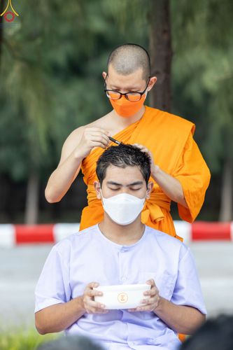 ภาพ No.82609:พิธีตัดปอยผมและปลงผมนาคธรรมทายาท ในโครงการอุปสมบทหมู่ธรรมทายาทพุทธศาสตร์สากล รุ่นที่ 7 (ภาคฤดูฝน) วันอาทิตย์ที่ 11 มิถุนายน พ.ศ. 2566 ณ  วัดพระธรรมกาย