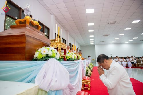 ภาพ No.314516:วันศุกร์ที่ 20 มีนาคม พ.ศ. 2569 พิธีบำเพ็ญกุศล คุณพ่อณรงค์ จินตมากุล โยมบิดา พระครูปลัดรัตนวีรวัฒน์ (รังสฤษดิ์ อิทฺธิจินตโก) ที่ปรึกษาเจ้าคณะจังหวัดปทุมธานี เจ้าอาวาสวัดพระธรรมกาย  ณ ห้องปลูกศรัทธา 2 วัดพระธรรมกาย ปทุมธานี