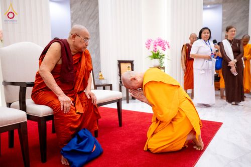 ภาพ No.325548:วันที่ 23 เมษายน พ.ศ.2569 หลวงพ่อทัตตชีโว รองเจ้าอาวาสวัดพระธรรมกาย ถวายการต้อนรับและปฏิสันถารคณะสงฆ์เมียนมาร์และเนปาล