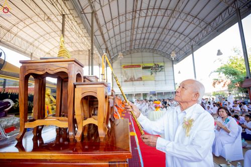 ภาพ No.293296:วันที่ 12 มกราคม พ.ศ. 2569 พิธีทอดผ้าป่าทำนุบำรุงศาสนสถาน ณ วัดพรสวรรค์ อ.สองพี่น้อง จ.สุพรรณบุรี ในโครงการธรรมยาตรา กตัญญูบูชา มหาปูชนียาจารย์ พระมงคลเทพมุนี(สด จนฺทสโร) พระผู้ปราบมาร อนุสรณ์สถาน 7 แห่ง ปีที่ 14