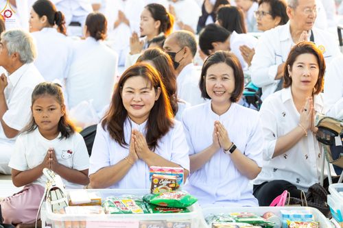 ภาพ No.279796:วันที่ 1 มกราคม พ.ศ.2569 พิธีตักบาตรในวันขึ้นปีใหม่ ณ ลานธรรม วัดพระธรรมกาย