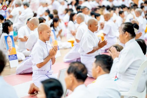 ภาพ No.217052:วันเสาร์ที่ 12 เมษายน พ.ศ. 2568 พิธีเวียนประทักษิณรอบพระมหาธรรมกายเจดีย์  พิธีวันทาเจดีย์ พิธีขอขมาและมอบผ้าไตร ในโครงการอุปสมบทหมู่ บูชาธรรมหลวงพ่อธัมมชโย, โครงการธรรมทายาท ระดับอุดมศึกษา รุ่นที่ 52 ,  โครงการบวชพระนานาชาติ AEC & WAB CEO รุ่นที่ 4 , ณ ว