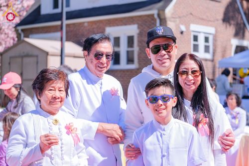 ภาพ No.62479:คณะศิษยานุศิษย์รวมใจสถาปนาและสมโภช ธรรมจักร เพื่ออัญเชิญประดิษฐาน ณ ยอดอุโบสถ 80 ปี หลวงพ่อธัมมชโย วัดพระธรรมกายนิวเจอร์ซี ประเทศสหรัฐอเมริกา  วันอาทิตย์ที่ 7 เมษายน พ.ศ. 2567