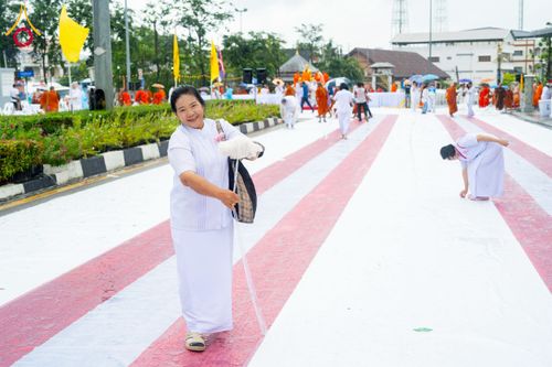 ภาพ No.226179:วันอาทิตย์ที่ 25 พฤษภาคม พ.ศ. 2568 พิธีตักบาตรพระ 1,000 รูปเมืองตรัง ครบรอบ 110 ปี เมืองทับเที่ยง ถวายเป็นพุทธบูชา ถวายเป็นพระราชกุศลแด่รัชกาลที่ 10 และอุทิศส่วนกุศลแด่อดีตเจ้าเมืองตรัง และบรรพบุรุษ ณ บริเวณหน้าศาลากลางจังหวัดตรัง ถนนพระราม 6