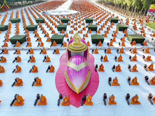 ภาพ No.187026:พระธรรมยาตราปฏิบัติธรรม และถ่ายภาพหมู่ประวัติศาสตร์ ปีที่ 13 ณ ลานทิศตะวันออก มหาวิหารพระมงคลเทพมุนี วัดพระธรรมกาย จ.ปทุมธานี วันเสาร์ที่ 28 ธันวาคม พ.ศ. 2567