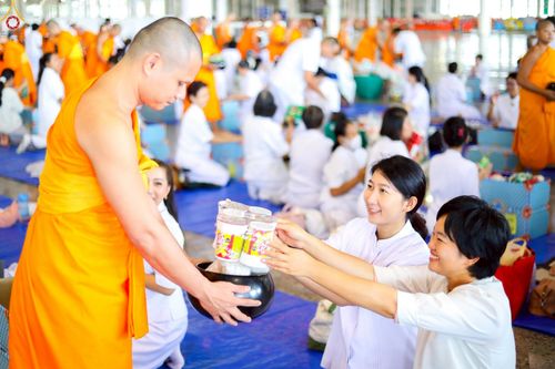 ภาพ No.240499:วันพุธที่ 27 สิงหาคม พ.ศ. 2568 พิธีตักบาตร ในวันธรรมชัย ณ วัดพระธรรมกาย จ.ปทุมธานี