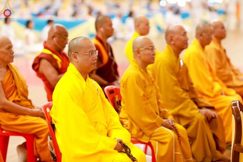 ภาพ No.60418:การต้อนรับพระสังฆาธิการ 10,000 กว่าวัดทั่วประเทศ พิธีมอบปัจจัยช่วยเหลือครู 4 จังหวัดชายแดนภาคใต้ พิธีปฏิบัติธรรม ในวันคุ้มครองโลก วันจันทร์ที่ 22 เมษายน พ.ศ.2567 ณ วัดพระธรรมกาย จ.ปทุมธานี