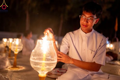 ภาพ No.109675:พิธีจุดประทีปถวายเป็นพุทธบูชา และบูชาธรรมมหาปูชนียาจารย์ วันที่ 10 มกราคม พ.ศ. 2567 ณ อนุสรณ์สถานคลองบางนางแท่น อ.สามพราน จ.นครปฐม