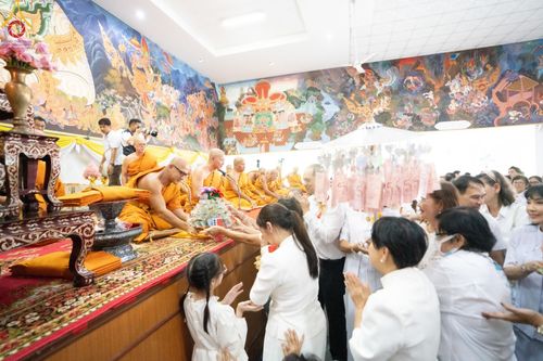 ภาพ No.162830:โครงการกฐินสามัคคีทั่วไทย 30,000 วัด บูชาธรรม 80 ปี หลวงพ่อธัมมชโย โดย คณะศิษยานุศิษย์วัดพระธรรมกาย ณ วัดโบสถ์บน จ.นนทบุรี วันที่ 19 ตุลาคม พ.ศ. 2567