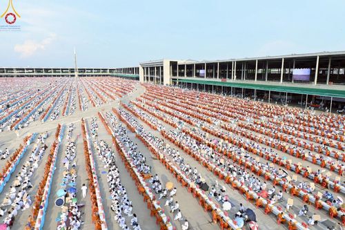 ภาพ No.221661:วันอังคารที่ 22 เมษายน พ.ศ. 2568 ภาพพิธีถวายมหาสังฆทานคณะสงฆ์ 40,000 กว่าวัดทั่วประเทศ เนื่องในวันคุ้มครองโลก ชุดที่ 2 (ปลื้มให้สมการรอคอย) ณ ลานธรรมพระมหาธรรมกายเจดีย์ วัดพระธรรมกาย